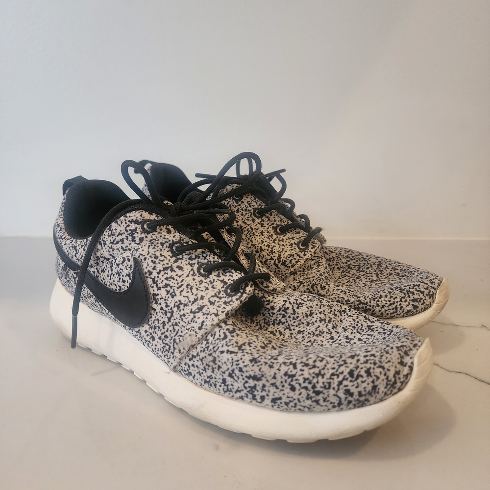 Nike Women's Black and White Speckled Sneakers
